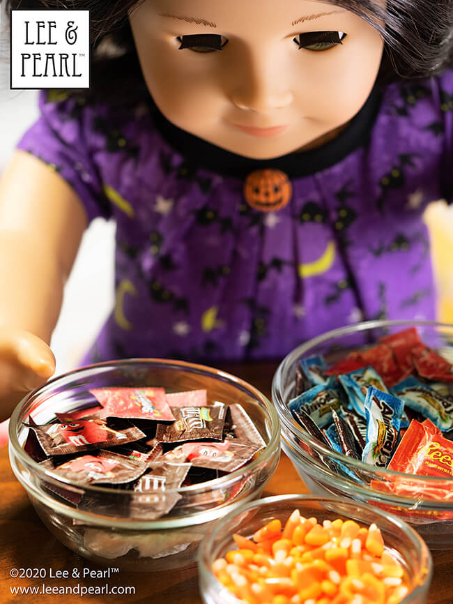 Happy Halloween from Lee & Pearl! We’ve got a YUMMY addition to our doll confectionary tutorial series today. Follow along as we show you how to make wonderfully realistic 18 inch doll-size replicas of popular fun-size bagged candies like Skittles and M&Ms to go with our doll candy corn and fun-size candy bars.