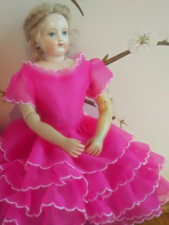 It's almost Valentine's Day and we're celebrating with a week-long 20% off sale on all our In the Pink 100% silk organzas. Check out these amazing projects Lee & Pearl friends made using our silk organza — like this perfectly ruffled and tiered heirloom Huret doll dress and a gauzy, Nuno felt butterfly-themed silk scarf.